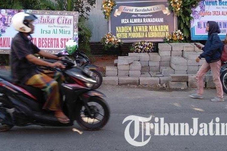 Sejumlah karangan bunga ucapan belasungkawa terpasang di halaman depan SDN Gentong di Jalan KH Sepuh No 49, Kelurahan Gentong, Kecamatan Gadingrejo, Kota Pasuruan, Jawa Timur, Rabu (6/11/2019). 
