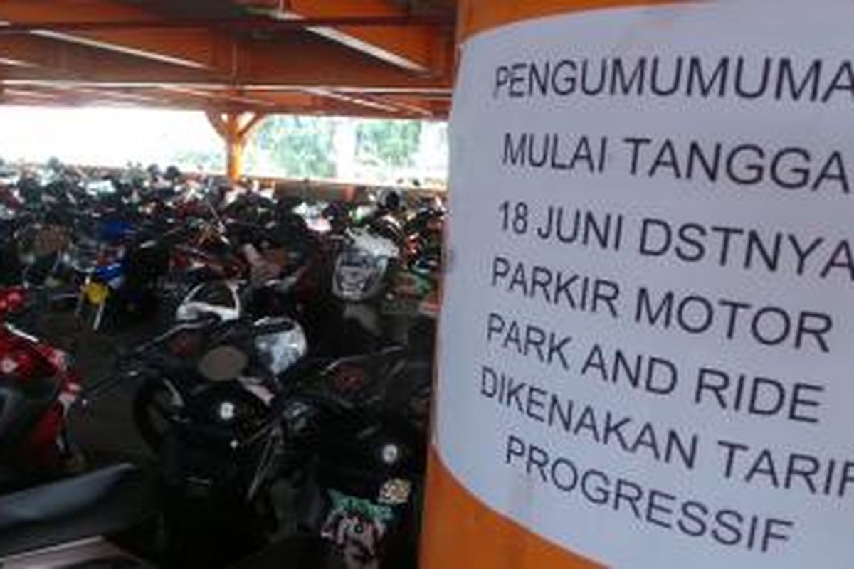 Suasana park and ride di Cililitan, Jakarta Timur. Nampak sebuah pengumuman bahwa tempat parkir ini tak lagi bakalan gratis. Rabu (17/6/2015).