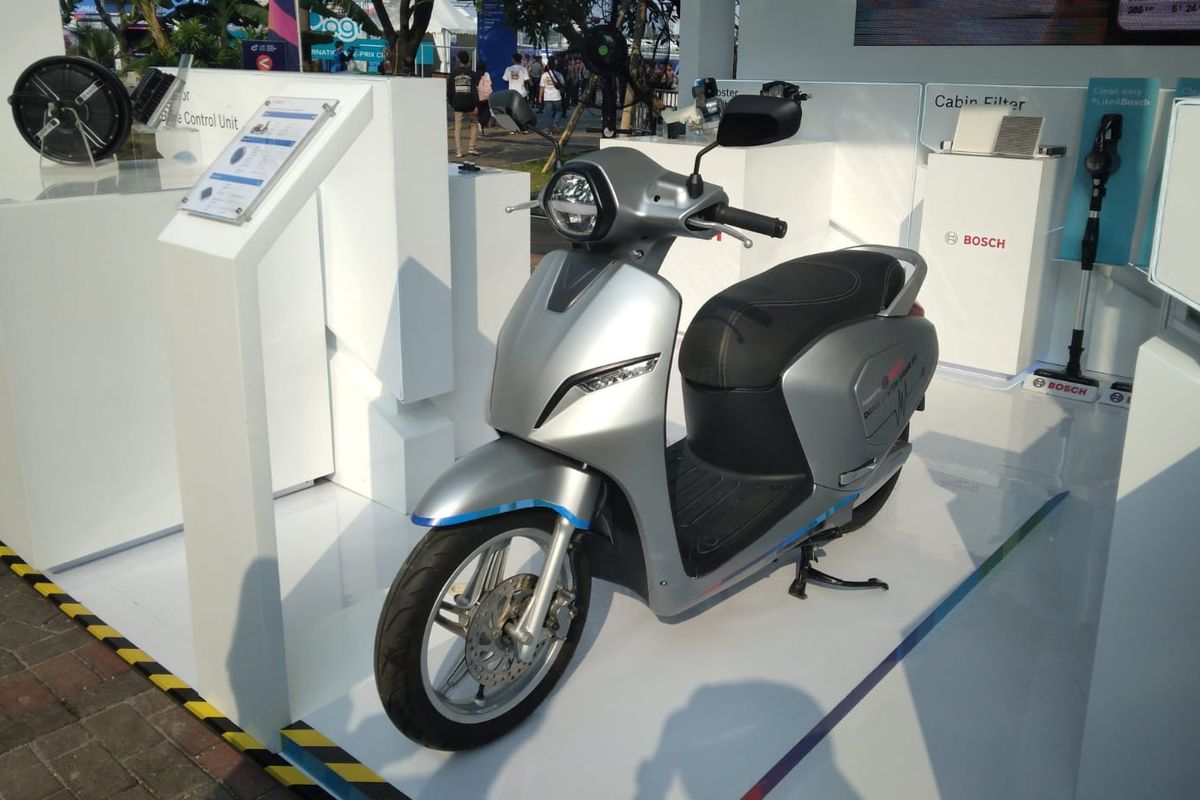 Ada yang menarik dari penyelenggaraan Formula E Jakarta 2023. Di booth Bosch terselip satu motor listrik baru yang belum meluncur di Indonesia yaitu VinFast Klara.
