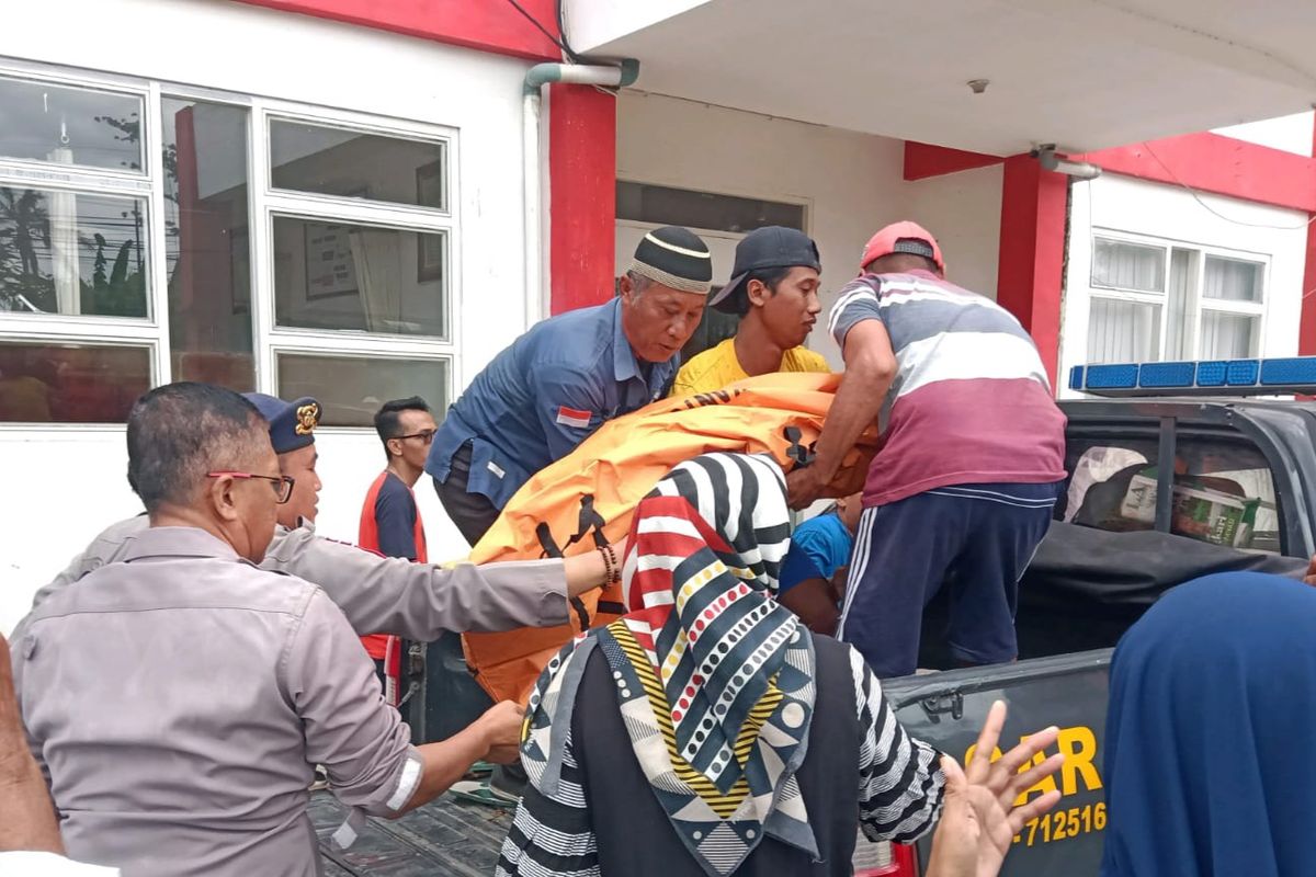 Jenazah anak yang terseret ombak pantai selatan pada Minggu (3/12023) dibawa ke Puskesmas