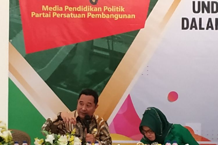 Plt Dirjen Politik dan Pemerintahan Umum (Polpum) Kementerian Dalam Negeri, Bahtiar, saat memberikan materi dalam diskusi bertajuk Kupas Tuntas UU Pilkada dari Berbagai Aspek di DPP PPP, Cikini, Jakarta Pusat, Selasa (19/11/2019). 