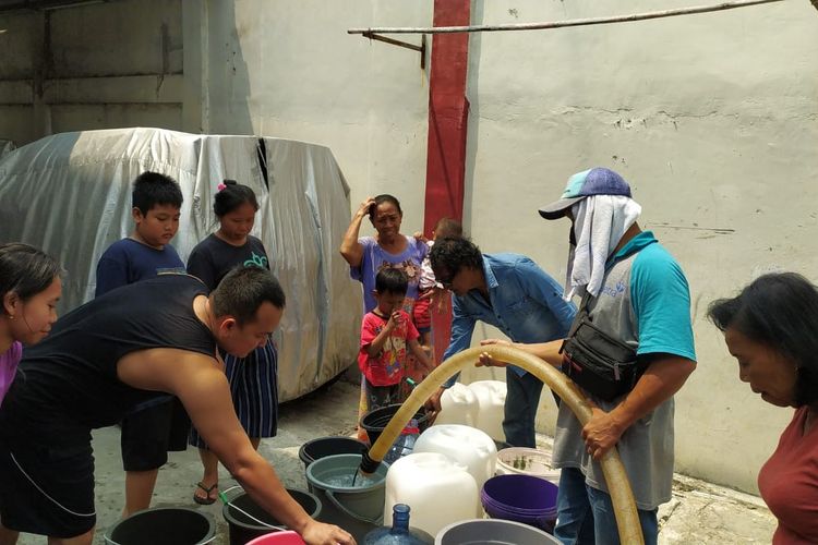 Warga Rawa Badak Utara, Koja, Jakarta Utara, sedang menunggu giliran untuk mendapatkan air dari tangki yang disalurkan PT Aetra Air Jakarta. Hal ini dilakukan karena adanya kendala suplai air bersih di wilayah tersebut. 