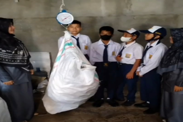 Pengelolaan sampah melalui bank sampah dilakukan SMP Negeri 11 Muaro Jambi, Provinsi Jambi.