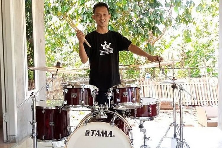 Penabuh drum yang viral, Deden, akhirnya mendapat drum dari mantan drummer Dream Teather, Mike Portnoy.