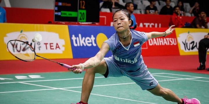 Pebulu tangkis tunggal putri Indonesia Fitriani mengembalikan bola ke arah lawan asal Thailand Ratchanok Intanon dalam laga babak pertama Indonesia Master di Istora Senayan, Jakarta, Kamis (25/1/2018). Ratchanok Intanon menang dengan dua gim 21-17 dan 21-16. 