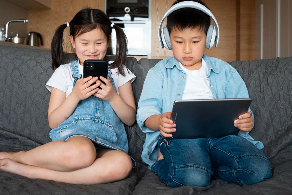 Ilustrasi anak bermain gadget.