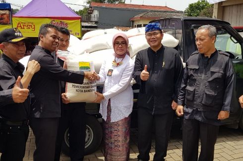 Pemkot Bandung Bagikan 8,7 Ton Beras Premium untuk Korban Banjir Bandang