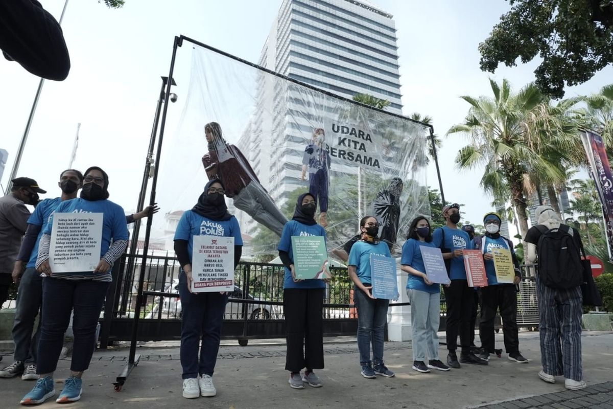 Koalisi Inisiatif Bersihkan Udara Koalisi Semesta (Koalisi Ibu Kota) saat berunjuk rasa di Balai Kota DKI Jakarta, Jakarta Pusat, Jumat (16/9/2022).