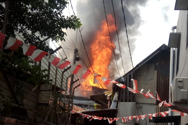 Sebanyak tiga rumah tinggal di Jalan Duri Selatan 8 RT10 RW06, Kelurahan Duri Selatan, Kecamatan Tambora, Jakarta Barat dilalap si jago merah pada Rabu (18/8/2021)