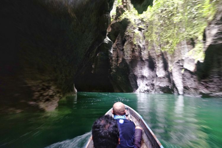 Tim Terios 7-Wonders melalui Sungai Segayen, Sagea, Halmahera, Maluku, menggunakan perahu menuju Gua Boki Moruru.