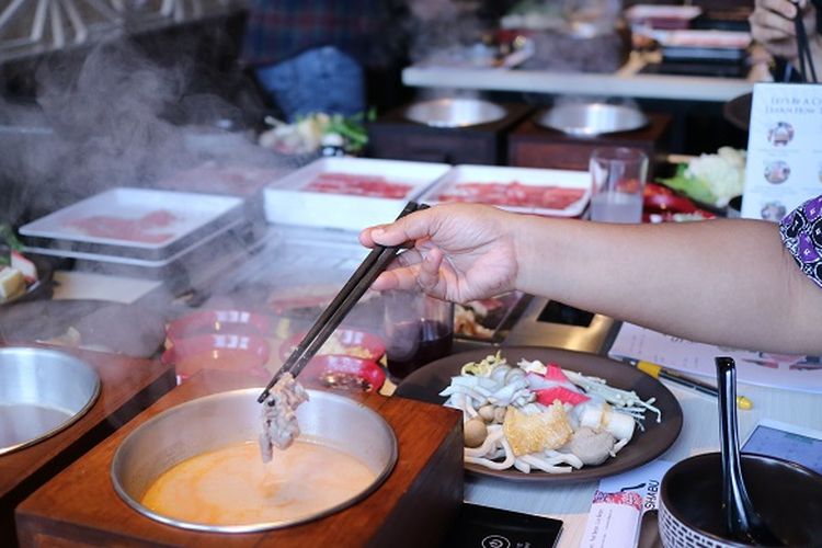 Seorang pengunjung tengah menikmati kuliner ala Jepang, Shabu-Shabu di Restoran Shabu Hachi, Bogor, Jawa Barat, Rabu (6/4/2017). Shabu Hachi yang membuka cabang terbarunya di Jalan Padjajaran No 75, Baranangsiang, Bogor Timur, Jawa Barat.