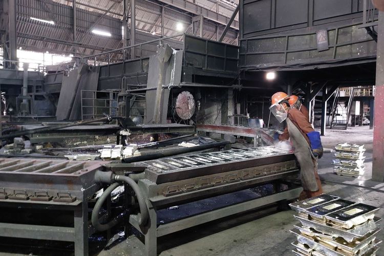 Para pekerja sedang memproduksi timah di Unit Metalurgi Muntok, Bangka Barat, Provinsi Bangka Belitung, 23 Juni 2022. 