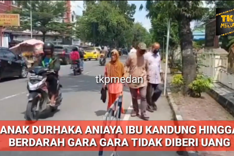 Tangkapan layar video unggahan di akun Instagram @tkpmedan memperlihatkan nenek Suryati berjalan mendatangi Polrestabes Medan untuk membuat laporan terkait penganiayaan yang dilakukan anaknya. Pada Senin pagi, anaknya melemparkan Hp ke arahnya yang membuat keningnya berdarah karena tidak diberi uang. Perlakuan semacam ini bukan yang pertama kali terjadi.
