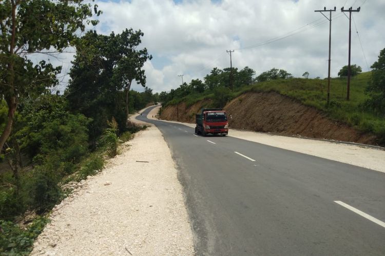 Akses jalan menuju akses pariwisata Pantai Nihiwatu, Kabupaten Sumba Barat, Nusa Tenggara Timur (NTT).