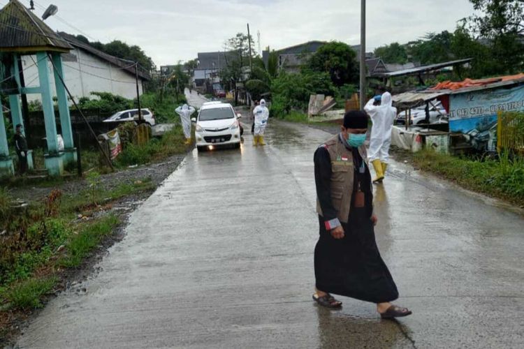 Jenazah terakhir pasien covid-19 tengah dievakuasi ke pemakaman kusus covid-19 Macanda, Kabupaten Gowa, Sulawesi Selatan. Kamis, (6/5/2021).