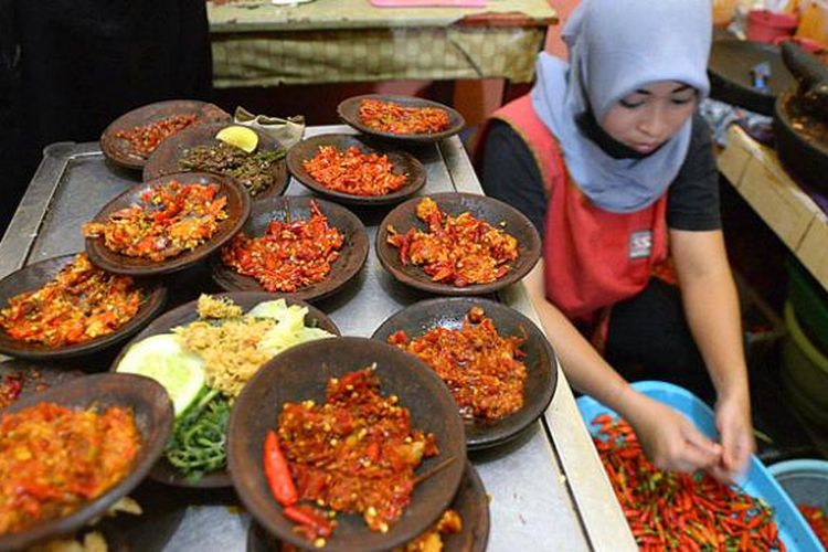Juru masak menyiapkan sambal di dapur Waroeng Spesial Sambal, Jalan Colombo, Sleman, DI Yogyakarta.