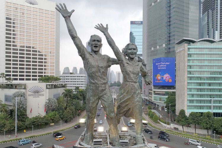 Ternyata Ini Arti Bunga yang Dibawa Sosok Wanita di Tugu Bundaran HI