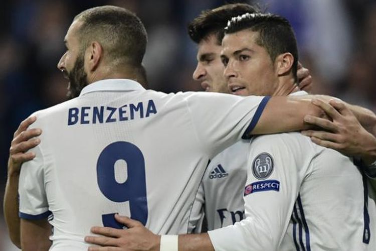 Penyerang Real Madrid, Alvaro Morata (tengah), Cristiano Ronaldo (kanan) dan Karim Benzema, merayakan gol yang dicetak ke gawang Legia Warsawa pada pertandingan penyisihan Grup F Liga Champions di Stadion Santiago Bernabeu, Madrid, Selasa (18/10/2016).