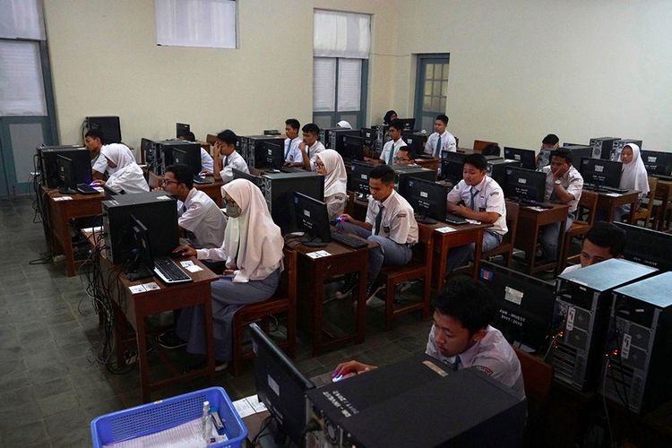 Siswa mengikuti Ujian Nasional Berbasis Komputer (UNBK) di SMK Negeri 2 Yogyakarta, Jetis, DI Yogyakarta, Senin (16/3/2020). Pelaksanaan UNBK di Yogyakarta tetap diselenggarakan di tengah pandemi COVID-19 dengan protokol pencegahan sebagai antisipasi penularan COVID-19.