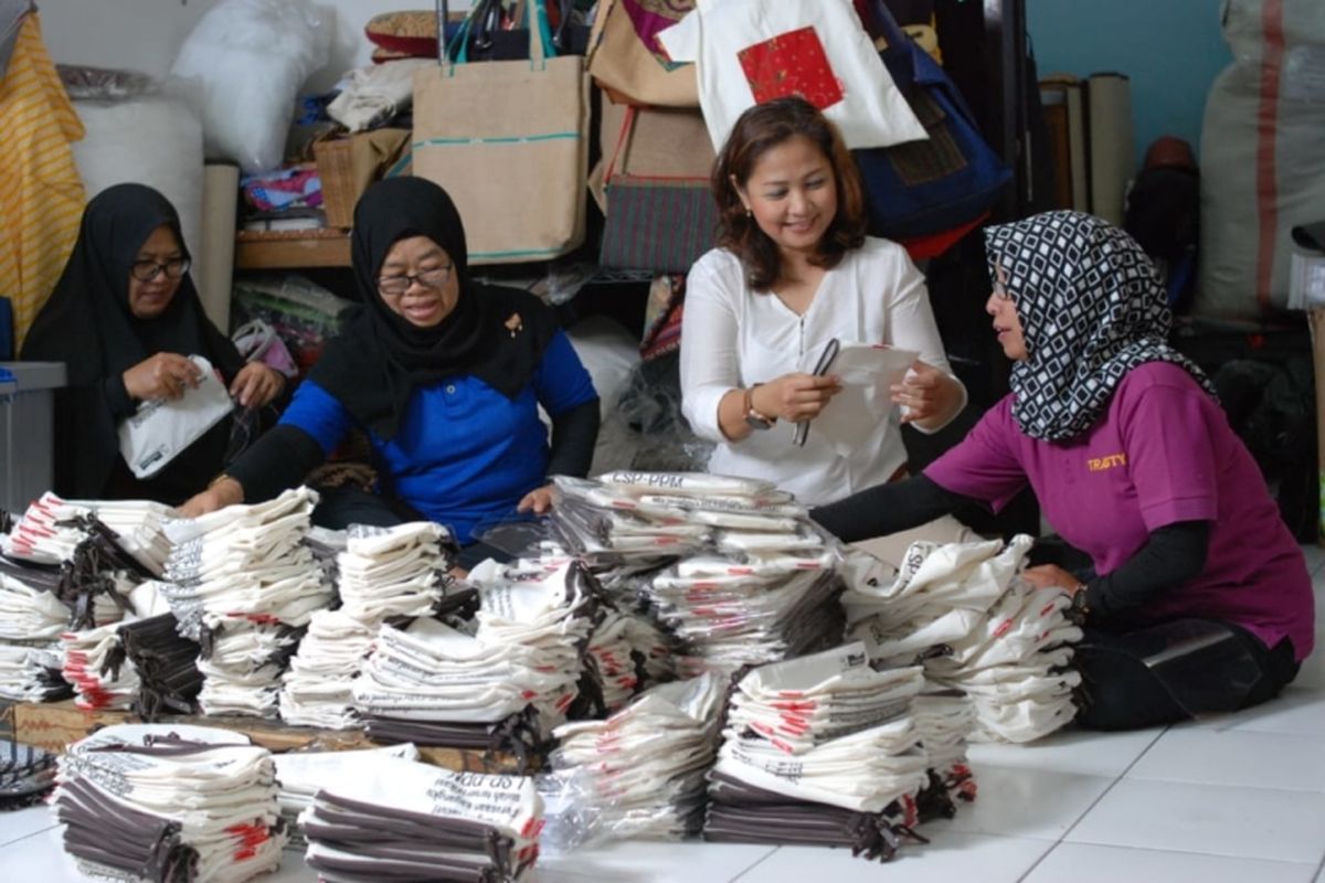 Salah satu mitra binaan Pertamina, Trasty Handicraft, memberdayakan perempuan lewat Komunitas Tangan Terampil (Dok. Pertamina)