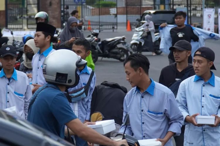 Komunitas Scooter Arek UIN Walisongo (SAIN) sedang membagikan takjil untuk pengguna jalan di sekitar Ngaliyan, Semarang, Selasa (26/4/2022).