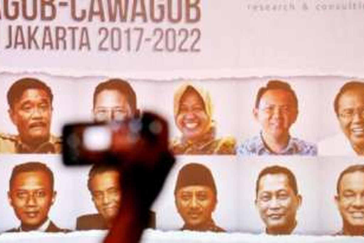 Foto-foto para tokoh terpasang dalam rilis sebuah lembaga survei terkait elektabilitas calon gubernur dan wakil gubernur dalam Pilkada DKI Jakarta, di Cikini, Jakarta Pusat, Minggu (21/8). Pilkada DKI akhirnya resmi diikuti tiga pasangan calon gubernur dan wakil gubernur. 