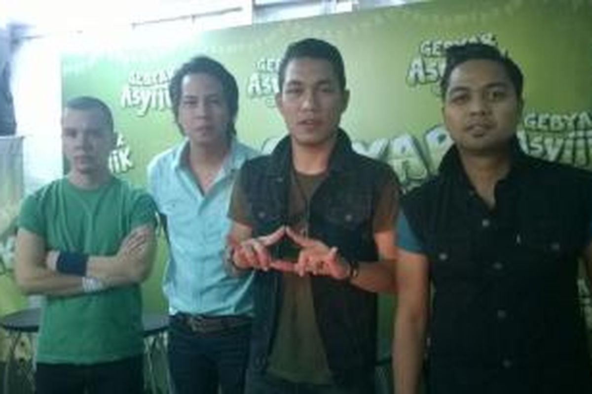 Grup band Armada yang terdiri dari (kiri ke kanan) Andhit (drum), Mai (gitar), Rizal (vokal), dan Radha (gitar) diabadikan sebelum manggung dalam acara Gebyar Asyiiik 2015 di Lapangan Surodinawan, Mojokerto, Jawa Timur, Sabtu (18/4/2015).