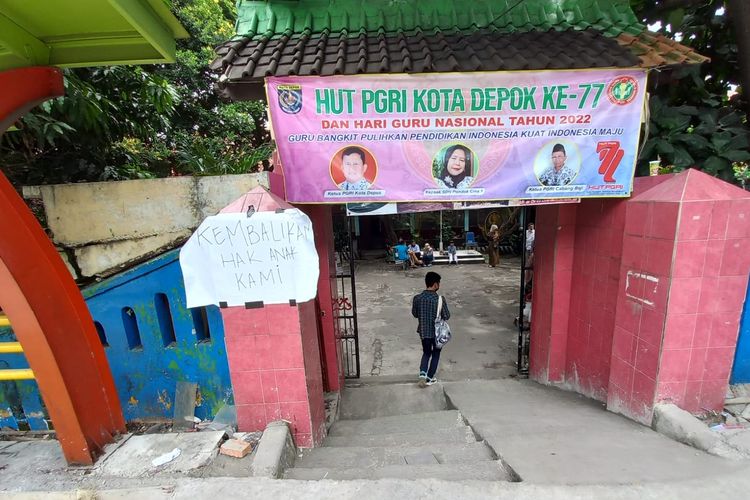 Kondisi akses jalan menuju SDN Pondok Cina 1, Beji, Depok, yang telah dibuatkan tangga dan jalanan menurun pada Kamis (10/11/2022).