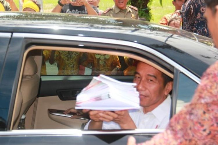 Ribuan murid dan pelajar di Tanjung Selor menyambut iring-iringan Presiden Joko Widodo dalam kunjungannya ke Tanjung Selor, Kabupaten Bulungan, Provinsi Kalimantan Utara, Jumat (6/10/2017). 