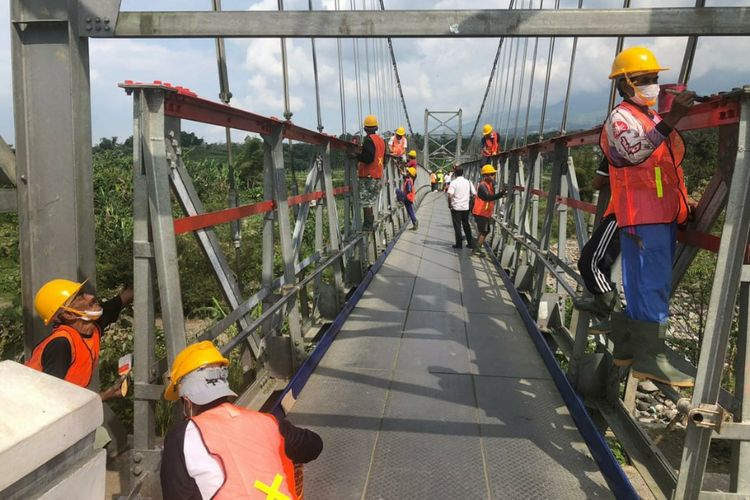 Ilustrasi pekerja  sedang membangun jembatan.