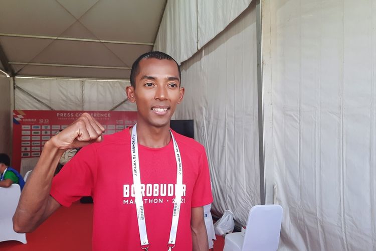 Pelari jarak jauh nasional Agus Prayogo di Borobudur Marathon 2022, Magelang, Jaww Tengah, Sabtu (12/11/2022).