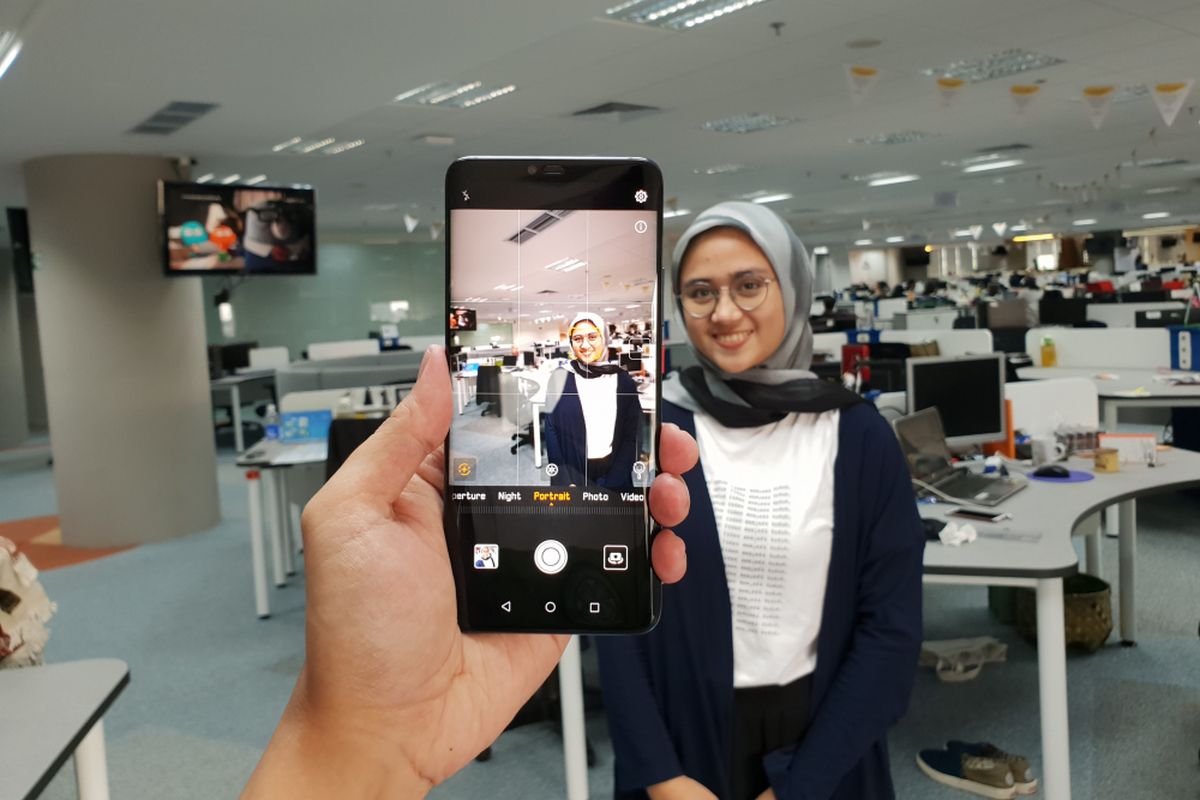 Huawei Mate 20 Pro memiliki tiga kamera belakang dengan karakteristik yang berbeda beda yakni kamera standar, kamera ultra-wide angle dan kamera telefoto. 