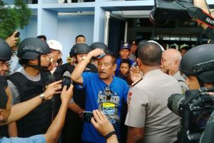 Manager Persib Umuh Muchtar (tengah) mulai mencukur rambutnya di saat baru tiba di Bandara Husein n Sastranegara, Sabtu, (8/11/2014), sebagai simbol untuk nanti selanjutnya di botakin.