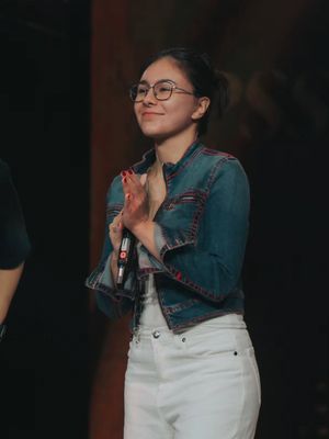 Di usia 45, Wulan Guritno tampil fresh bak ABG. Ini 5 gayanya usai jalani oplas kecantkan.