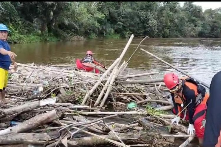 Seorang nelayan asal Kecamatan Manis Mata, Kabupaten Ketapang, Kalimantan Barat (Kalbar) Tisin (32) ditemukan tewas di sungai.