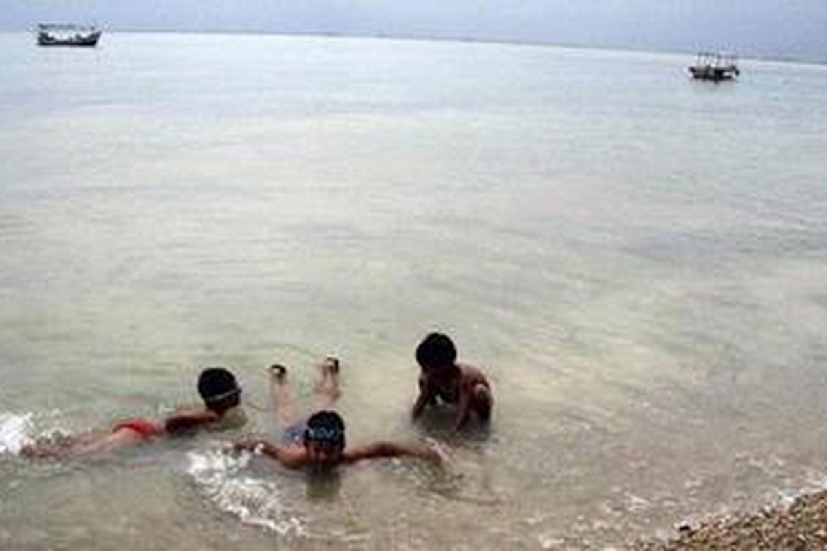 Sekelompok anak bermain air di bibir pantai Pulau Bidadari, Kepulauan Seribu, Selasa (23/12). Seiring musim liburan sekolah, Natal dan Tahun Baru Pulau yang berada di sebelah utara Jakarta menambah berbagai fasilitas hiburan salah satunya kolam lumba-lumba. 