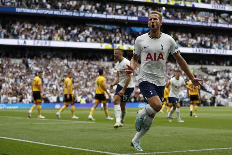 Penyerang Tottenham Hotspur, Harry Kane, merayakan gol ke gawang Wolverhampton Wanderers pada laga lanjutan Liga Inggris di Tottenham Stadium, London, pada Sabtu (20/8/2022). Terkini, Tottenham akan bertanding melawan Leicester City pada pekan kedelapan Liga Inggris 2022-2023. Laga Tottenham vs Leicester dijadwalkan berlangsung di Stadion Tottenham Hotspur, London, pada Sabtu (17/9/2022) malam WIB.