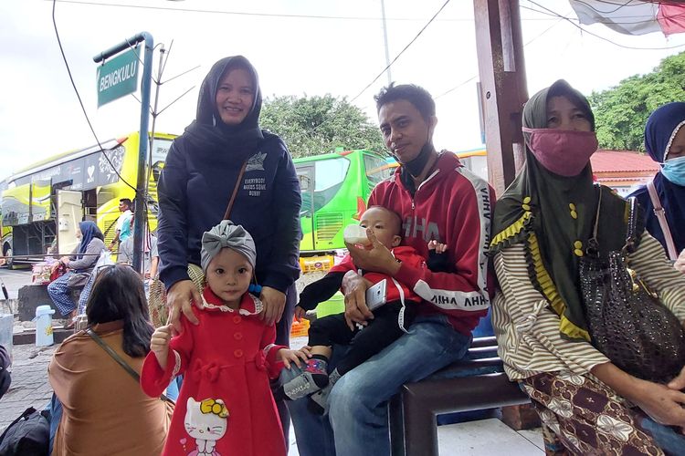 Rahma (32) bersama keluarga kecilnya bersiap berangkat dari Terminal Kalideres, Jakarta Barat, ke Bandar Lampung untuk pertama kali setelah tiga tahun lamanya. 