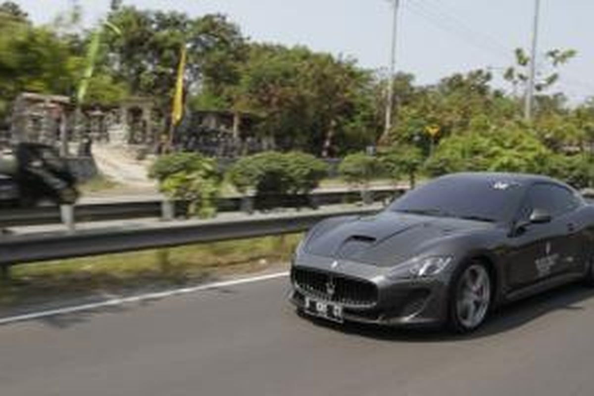 Maserati GranTurismo MC Stradale dipacu di jalanan Pulau Dewata.