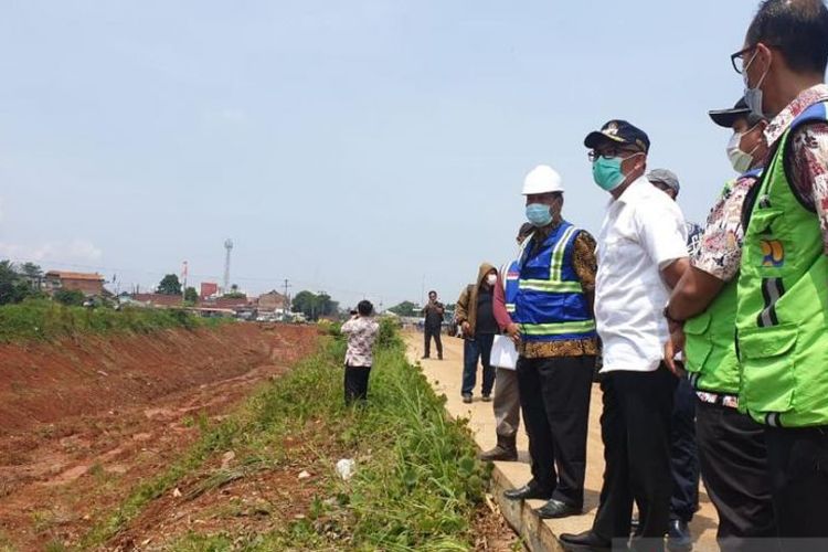 Wakil Bupati Bogor Iwan Setiawan saat meninjau lokasi pekerjaan jalan Bojonggede-Kemang (Bomang), Kabupaten Bogor, Jawa Barat, Kamis (4/11/2021).