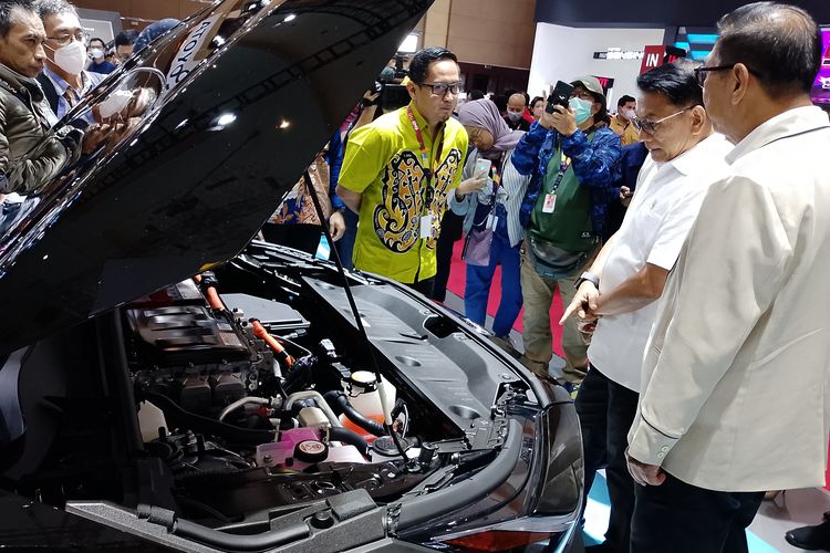 Moeldoko berkunjung ke Indonesia International Motor Show (IIMS) 2023