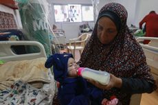 Tak Bisa Temukan Susu, Ibu di Gaza Terpaksa Beri Tepung ke Sang Buah Hati...