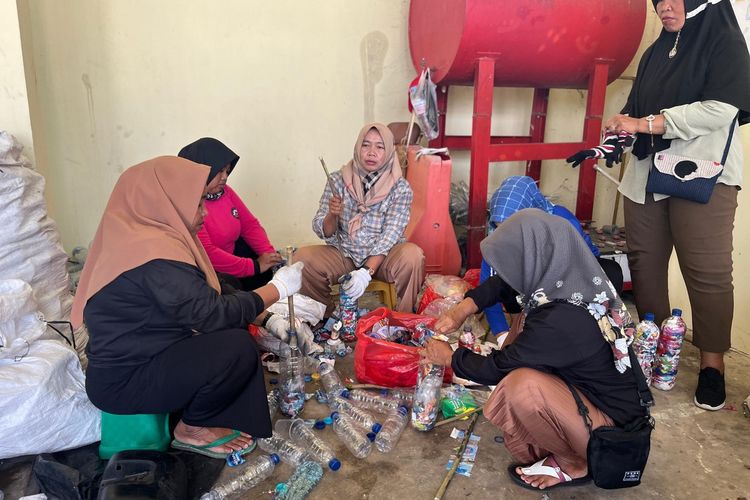 Proses daur ulang limbah plastik dari sampah-sampah di jalan tol Lampung, Selasa (29/7/2025).