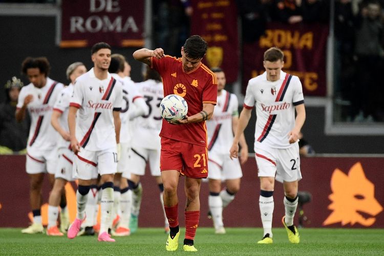 Luapan kekecewaan Paulo Dybala setelah AS Roma menderita kekalahan kontra Bologna. Hasil Liga Italia pada Senin (22/4/2024) tersebut hanya kekalahan kedua Roma di Serie A usai kedatangan Daniele de Rossi.