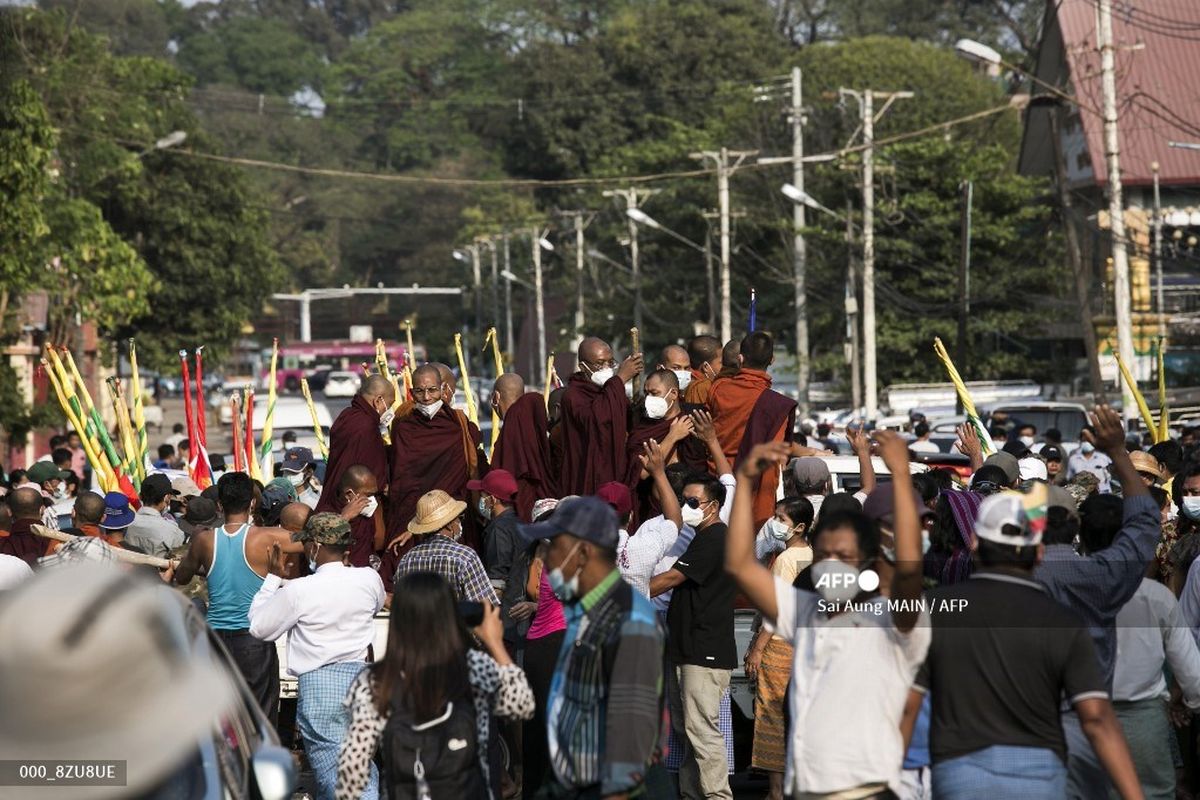 Biksu Buddha naik truk setelah ikut serta dalam aksi protes untuk menuntut penyelidikan untuk menyelidiki Komisi Pemilihan Umum (UEC) di Yangon pada Sabtu (30/1/2021), karena kekhawatiran  tentang kemungkinan kudeta oleh militer atas kekhawatiran penipuan pemilu. 