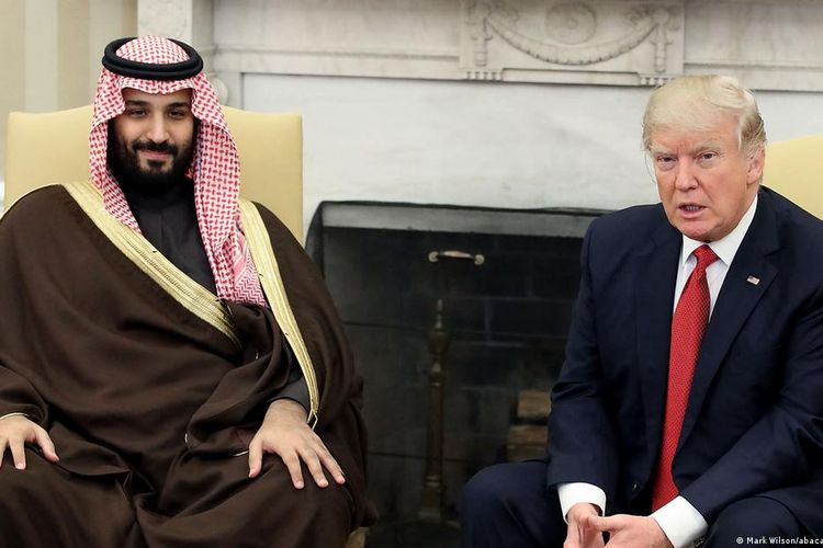 Mantan Presiden AS Donald Trump (kiri) dan Mohammed bin Salman (kanan) bertemu di Washington pada 14 Maret 2017.