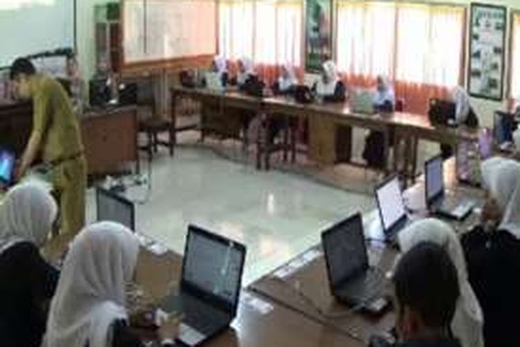 Jaringan internet di SMK Negeri 1 Pinrang, Kabupaten Pinrang, Sulawesi Selatan, mengalami gangguan sehingga siswa terpaksa menggunakan modem secara beramai-ramai.