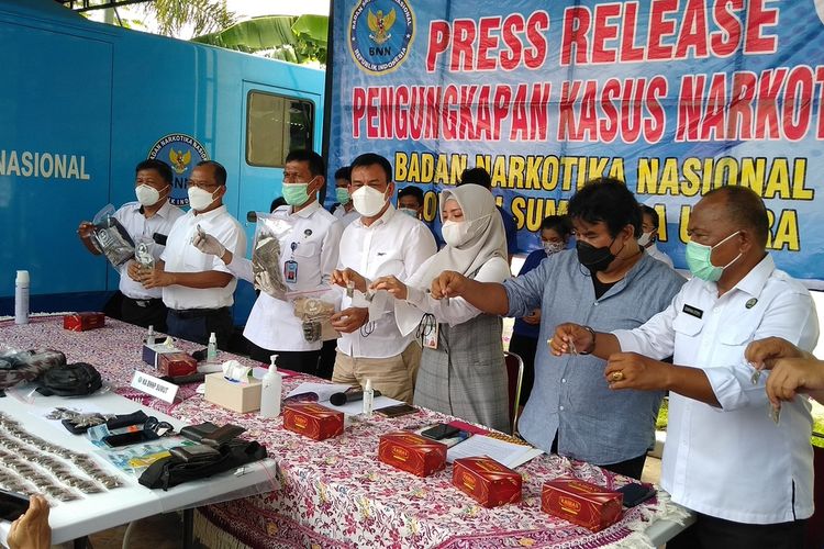 Badan Narkotika Nasional Provinsi Sumatera Utara (BNNP Sumut) menggelar jumpa pers pengungkapan kasus narkotika di Kampus USU, Medan, Sumatera Utara.