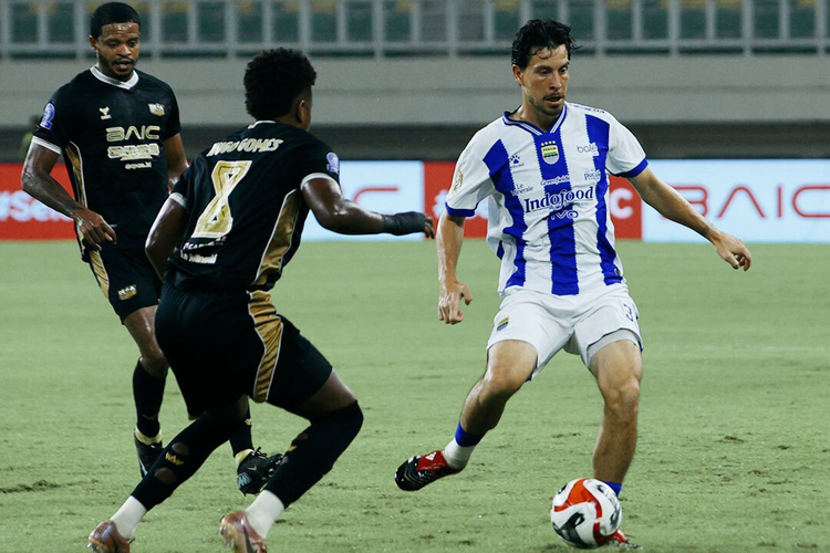 Aksi Thom Haye menguasai bola dibayangi Hugo Gomes dalam laga Dewa United vs Persib Bandung pada pekan ke-28 Super League 2025-2026 yang berakhir dengan skor 2-2, Senin (20/4/2026) di Banten International Stadium. 