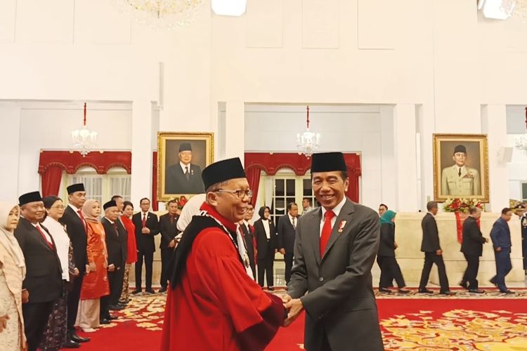 Arsul Sani setelah resmi menjabat sebagai hakim MK menerima ucapan selamat dari Presiden Joko Widodo di Istana Negara, Jakarta, Kamis (18/1/2024). 